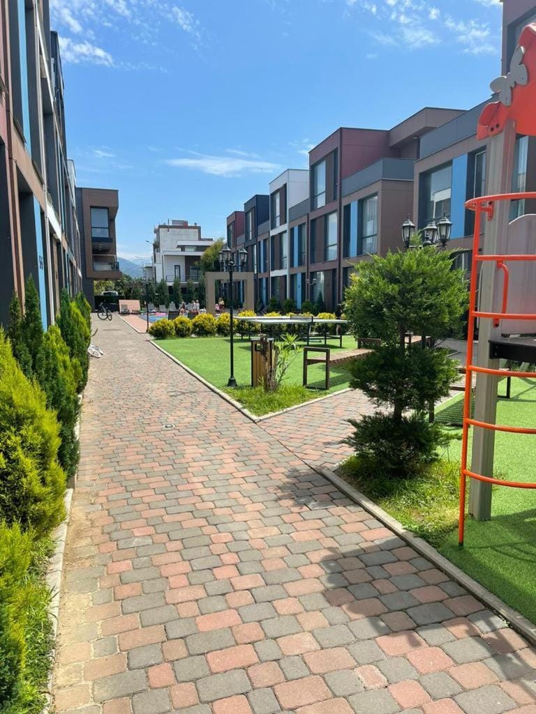 Property building, Day, Neighbourhood, Natural landscape, Garden, Garden view, Street view, Location