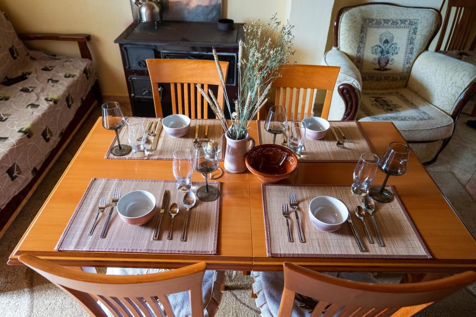 Food and drinks, Seating area, Dining area