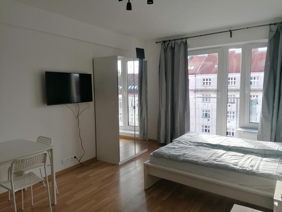 Bed, TV and multimedia, Living room, hair dresser