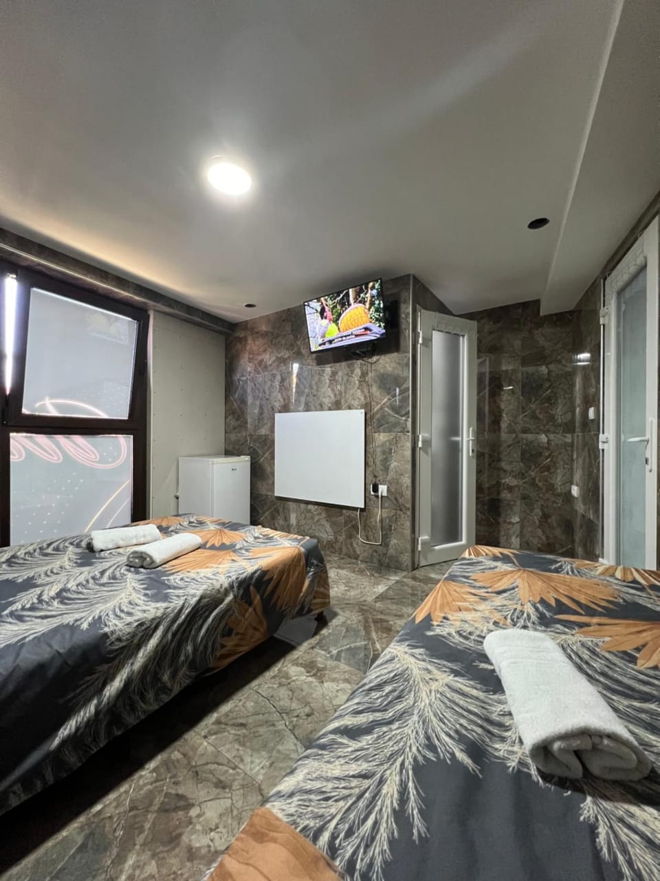 Bed, TV and multimedia, Photo of the whole room, furniture, towels