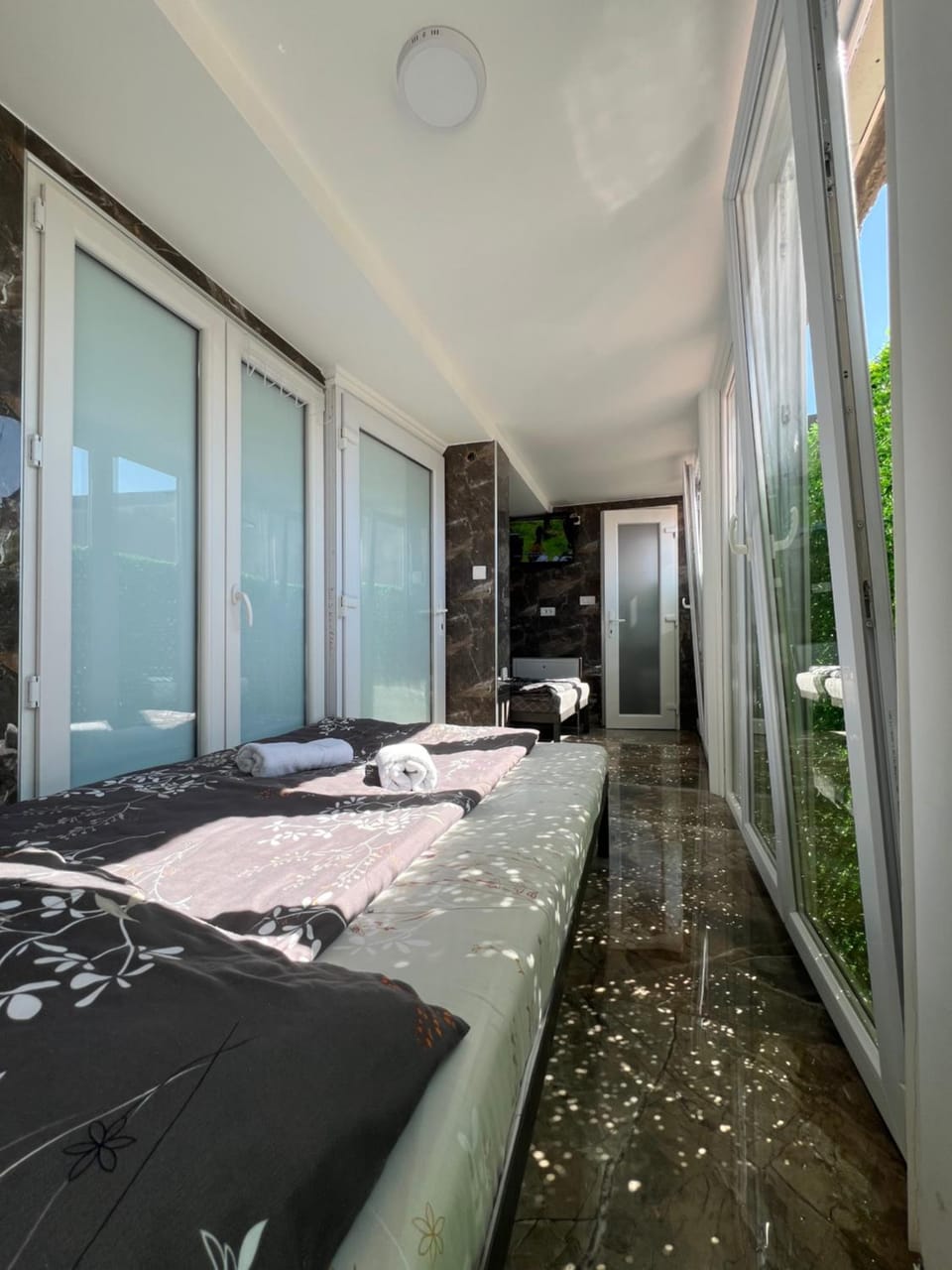 Bed, TV and multimedia, View (from property/room), Photo of the whole room, furniture, towels