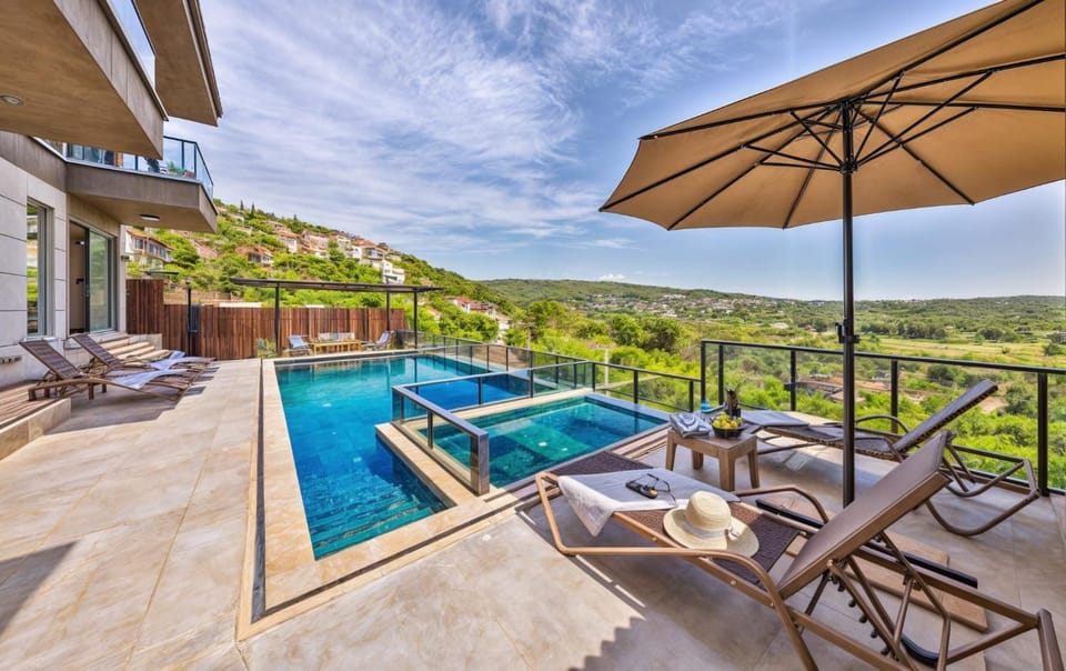 Property building, Swimming pool, sunbed, towels