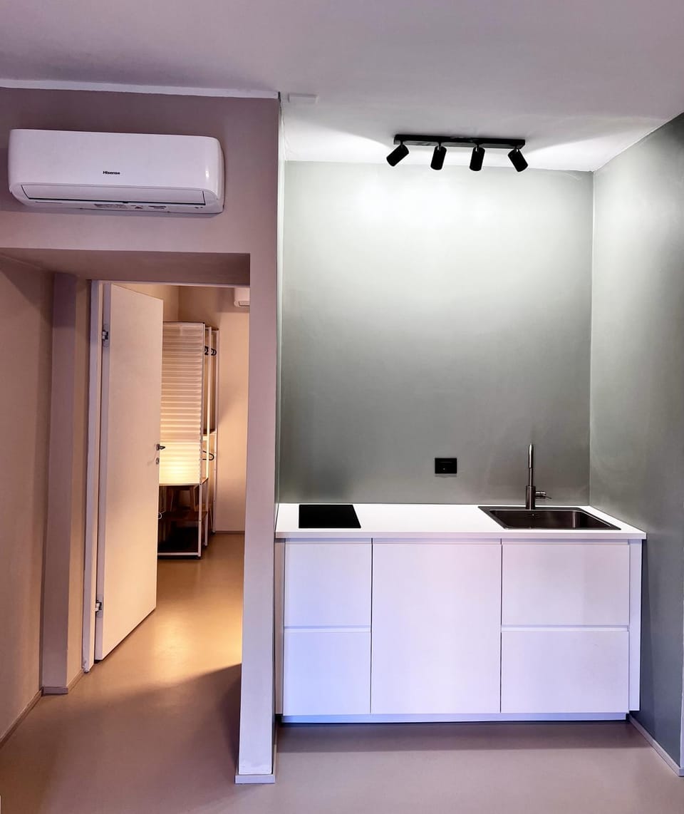 Kitchen or kitchenette, air conditioner
