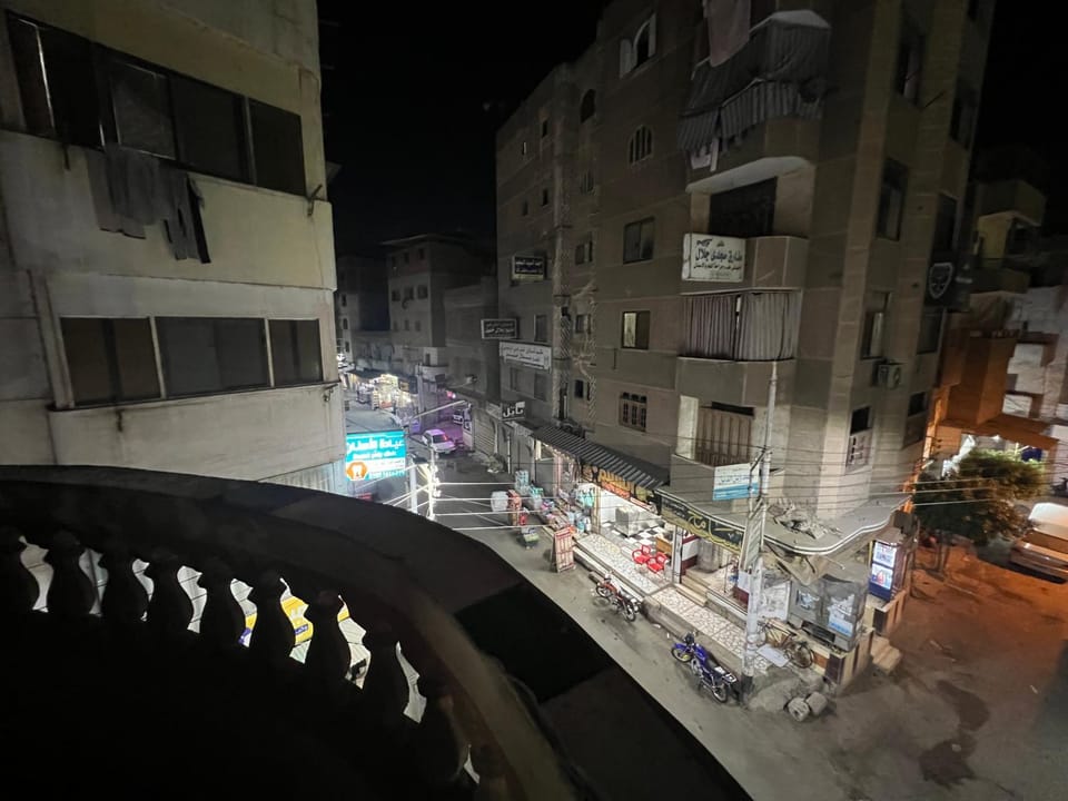 غرفه واحده فقط داخل شقه بها سرير ١٢٠ سم ومروحه ودولاب وكراسي Apartment in Egypt