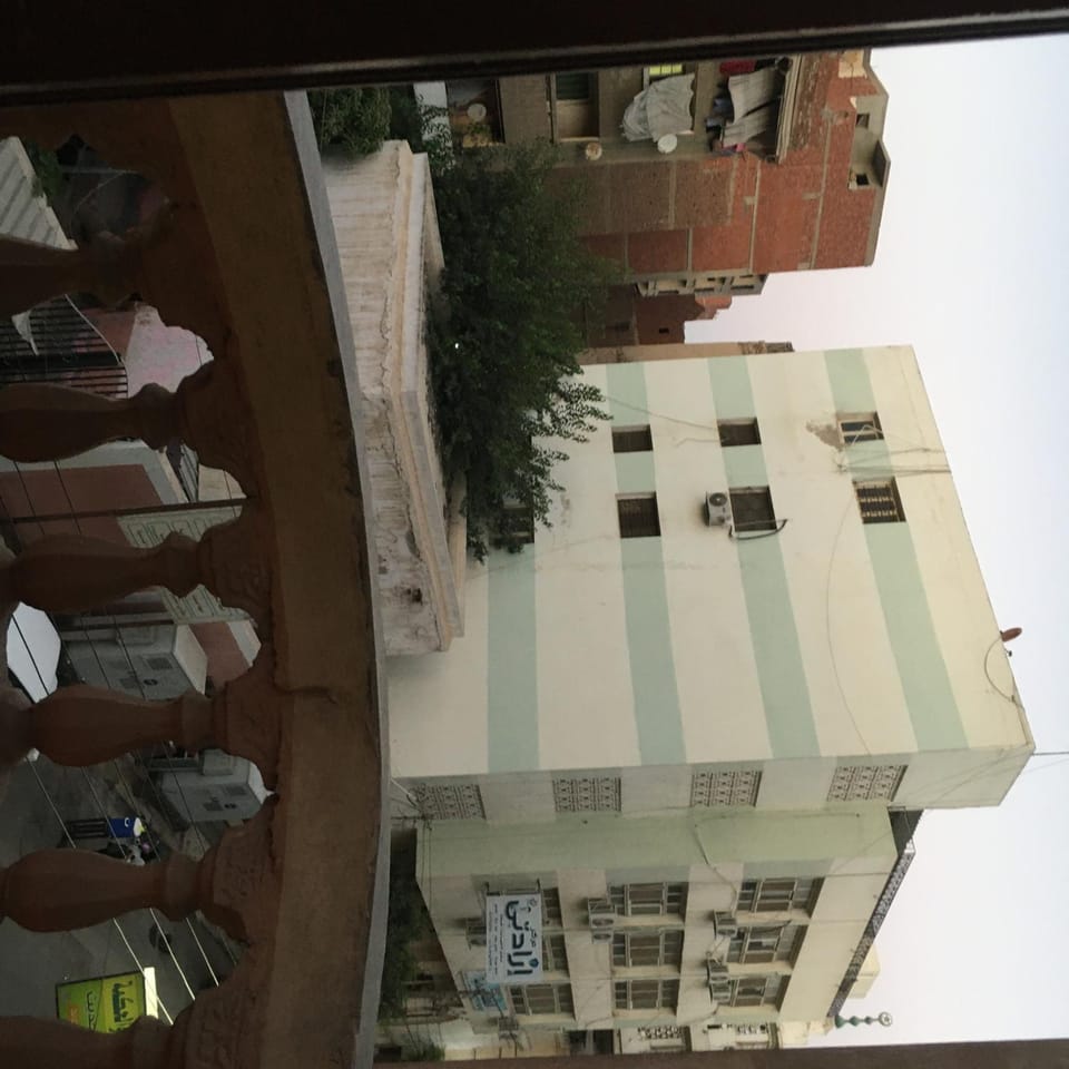 غرفه واحده فقط داخل شقه بها سرير ١٢٠ سم ومروحه ودولاب وكراسي Apartment in Egypt