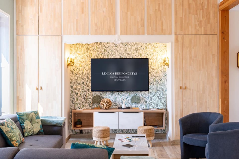 Communal lounge/ TV room, TV and multimedia, Living room