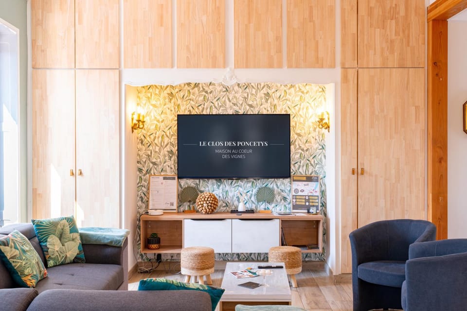 TV and multimedia, Living room, Seating area