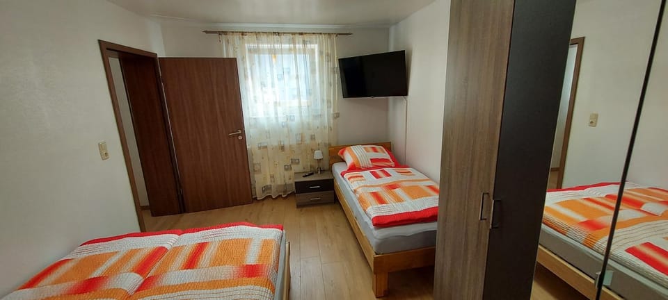 Bed, TV and multimedia, Photo of the whole room, Bedroom, wardrobe