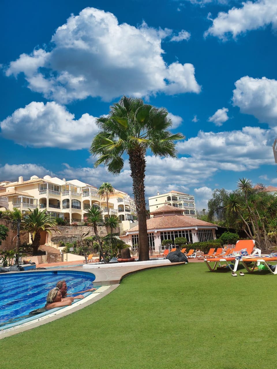 Property building, Balcony/Terrace, Garden view, Pool view, Swimming pool, Swimming pool, sunbed