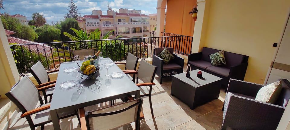 Property building, View (from property/room), Balcony/Terrace, Balcony/Terrace, Seating area, Dining area