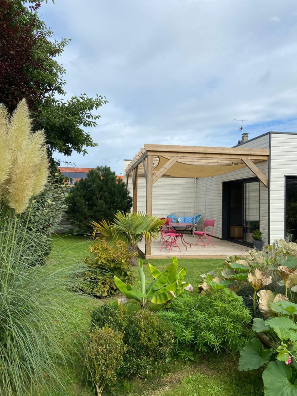 Property building, Day, Garden, Balcony/Terrace, Garden view