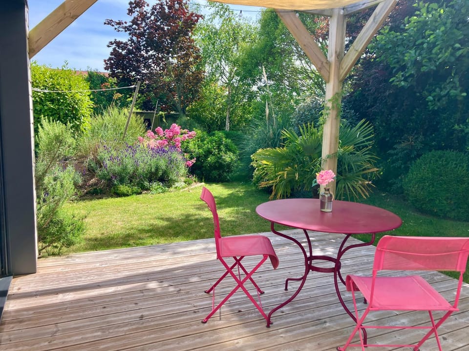 Patio, Garden, Balcony/Terrace, Dining area, Animals, Garden view