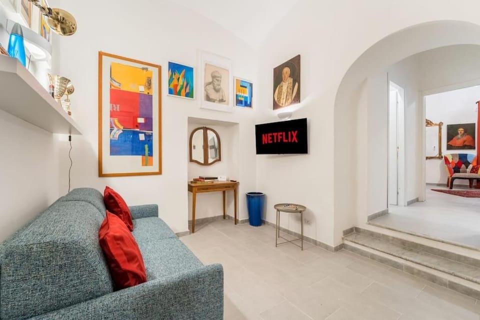 Bed, TV and multimedia, Living room