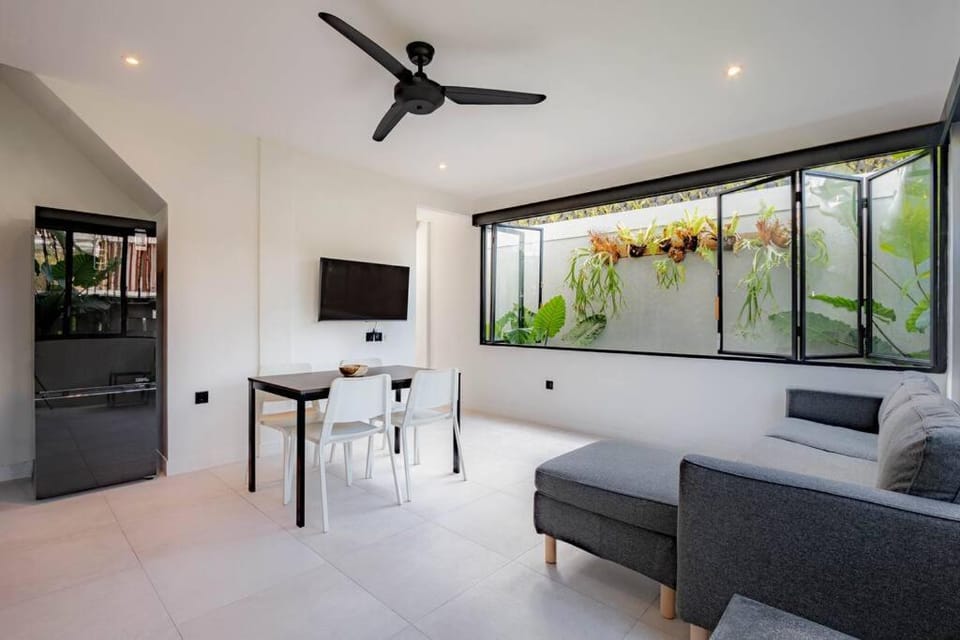 TV and multimedia, Seating area, Dining area, fireplace