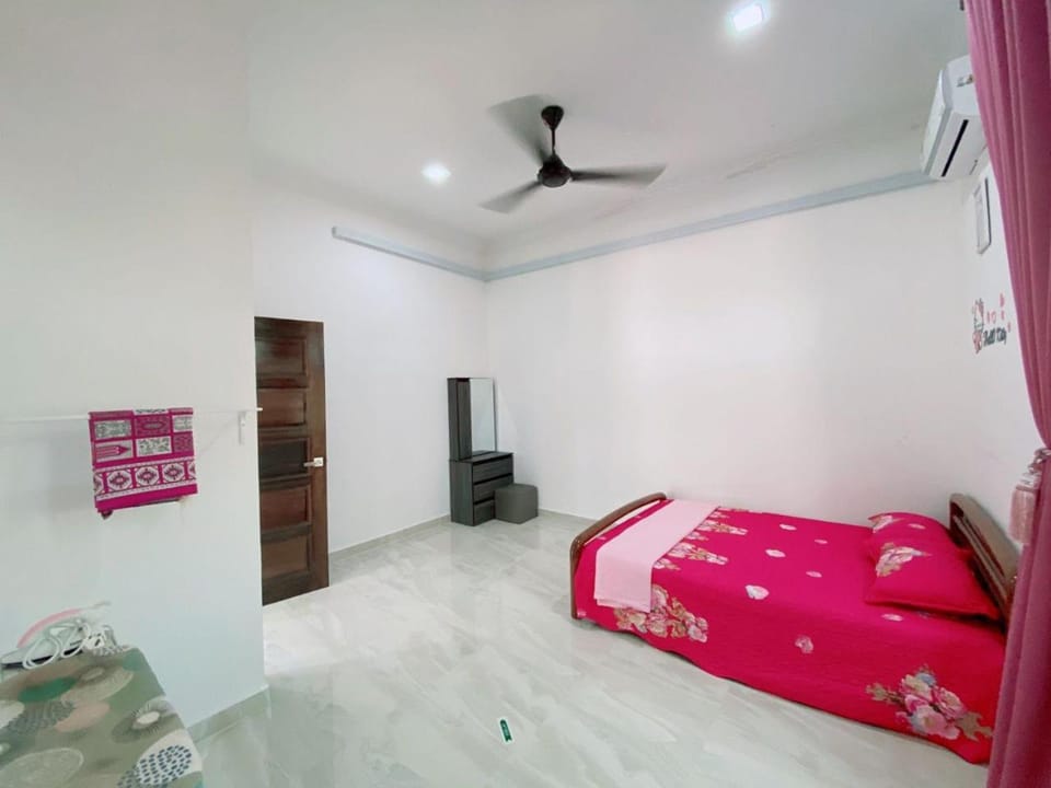 Bed, Photo of the whole room, Bedroom, air conditioner
