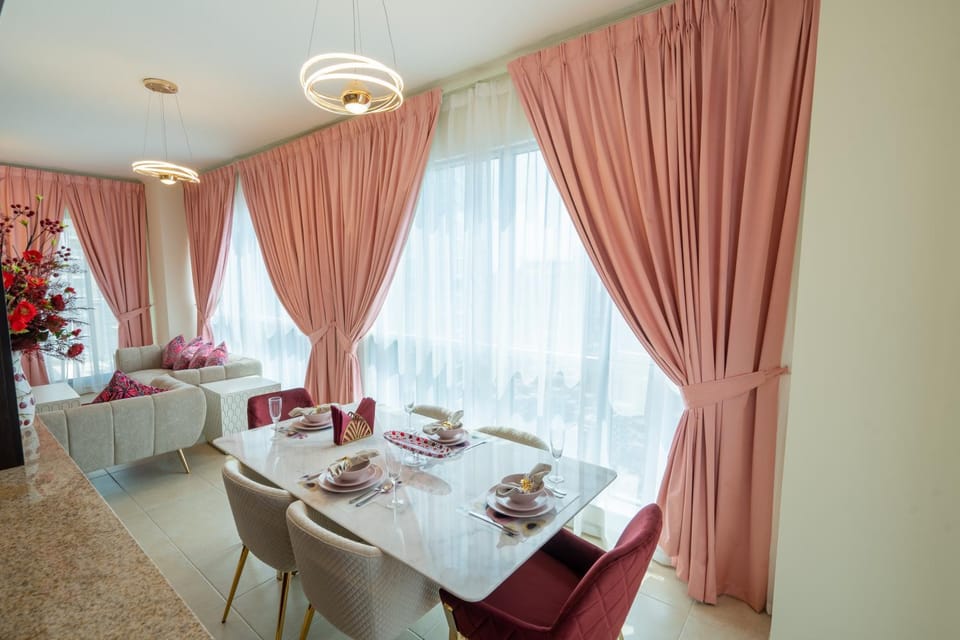 Food and drinks, Seating area, Dining area, Food