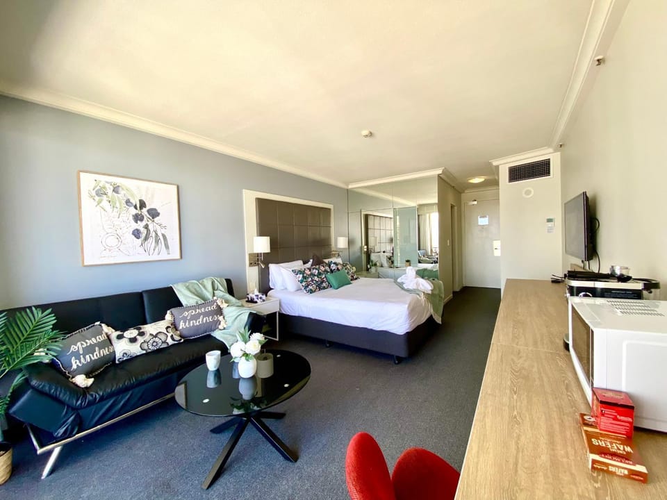 Bed, TV and multimedia, Living room, Photo of the whole room, hair dresser