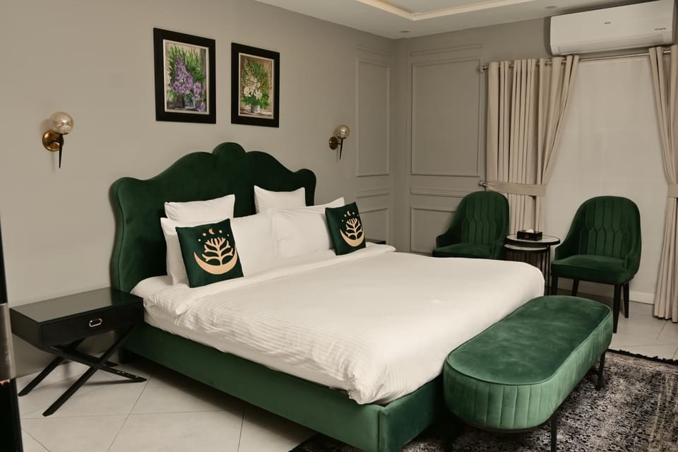 Bed, Seating area, Bedroom