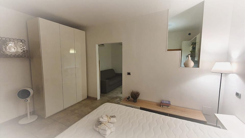 Photo of the whole room, Bedroom, towels, wardrobe