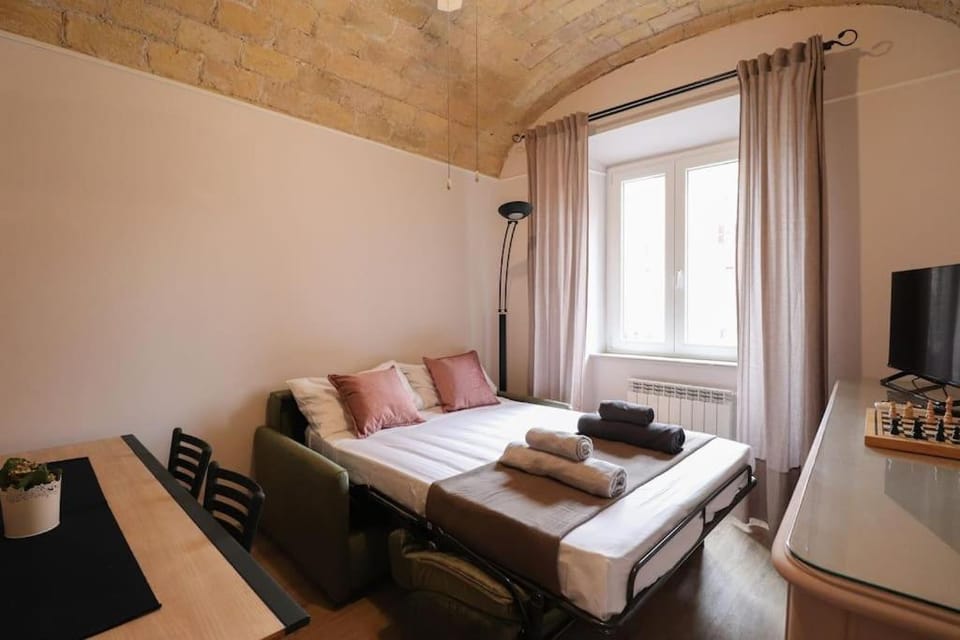Bed, TV and multimedia, Living room, Photo of the whole room, Seating area, Bedroom, towels