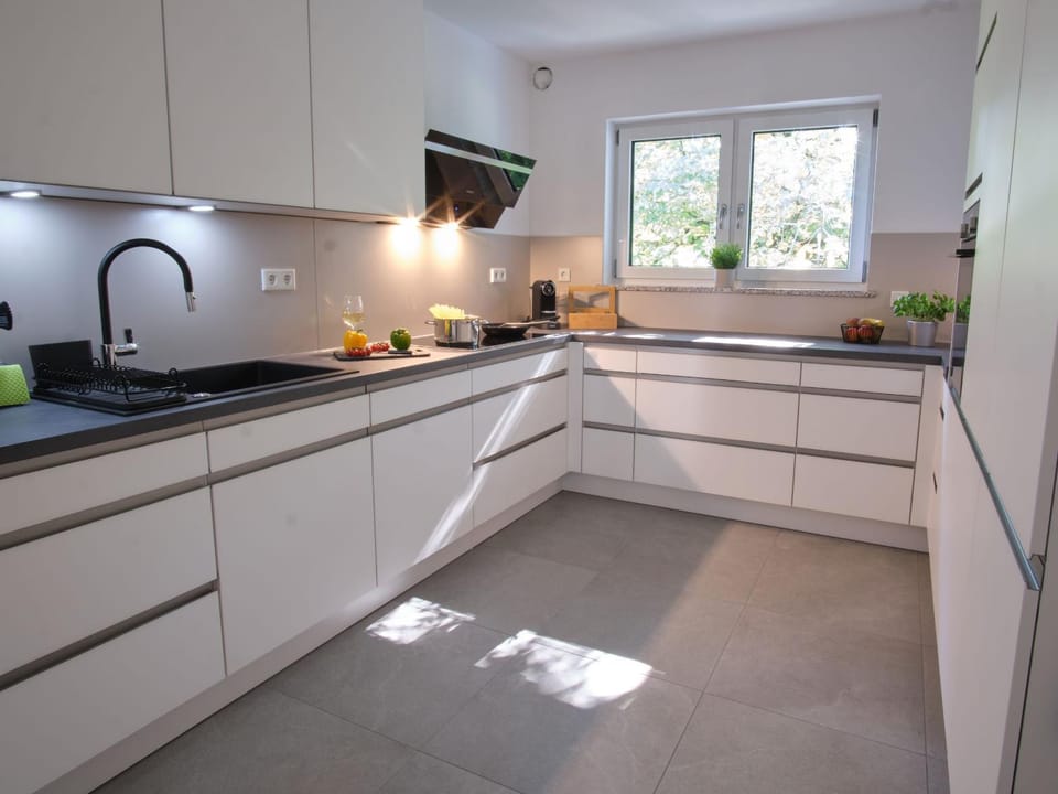Kitchen or kitchenette, dishwasher, stove