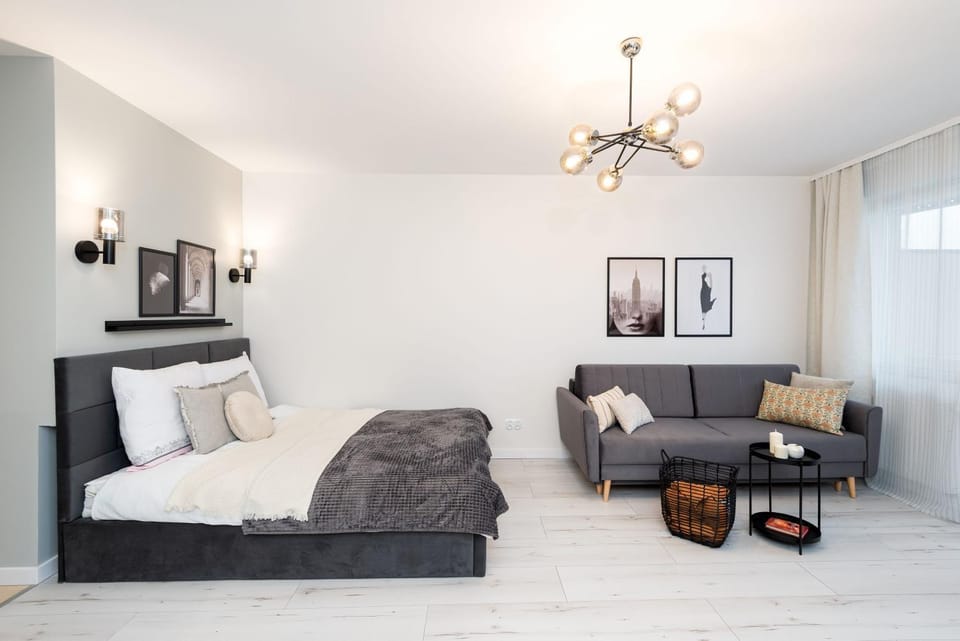 Bed, Photo of the whole room, Seating area, Bedroom