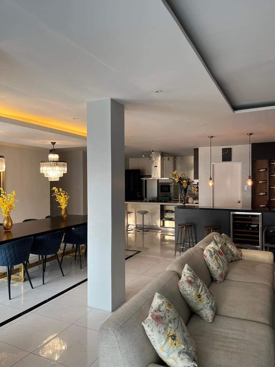 Kitchen or kitchenette, Living room, Seating area, Dining area, minibar, oven, pet friendly, stove