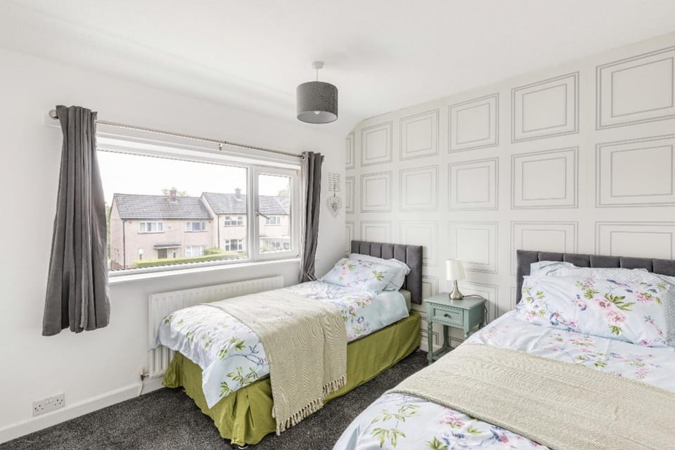 3 Bed House - Sleeps 5 - Parking - Garden - Wifi House in Blackburn