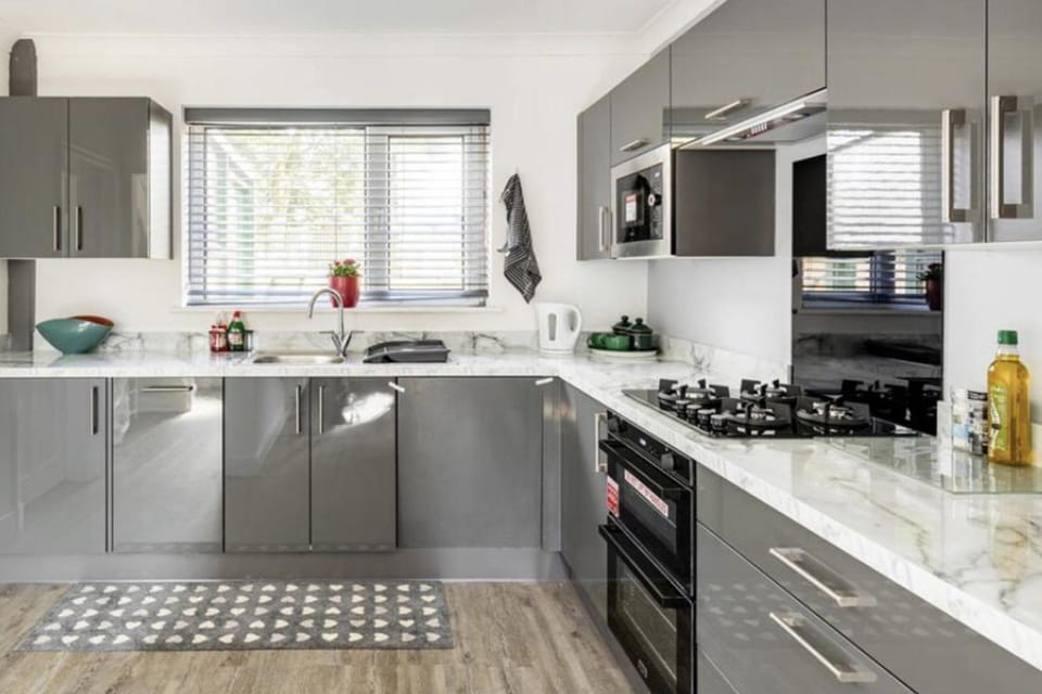 3 Bed House - Sleeps 5 - Parking - Garden - Wifi House in Blackburn