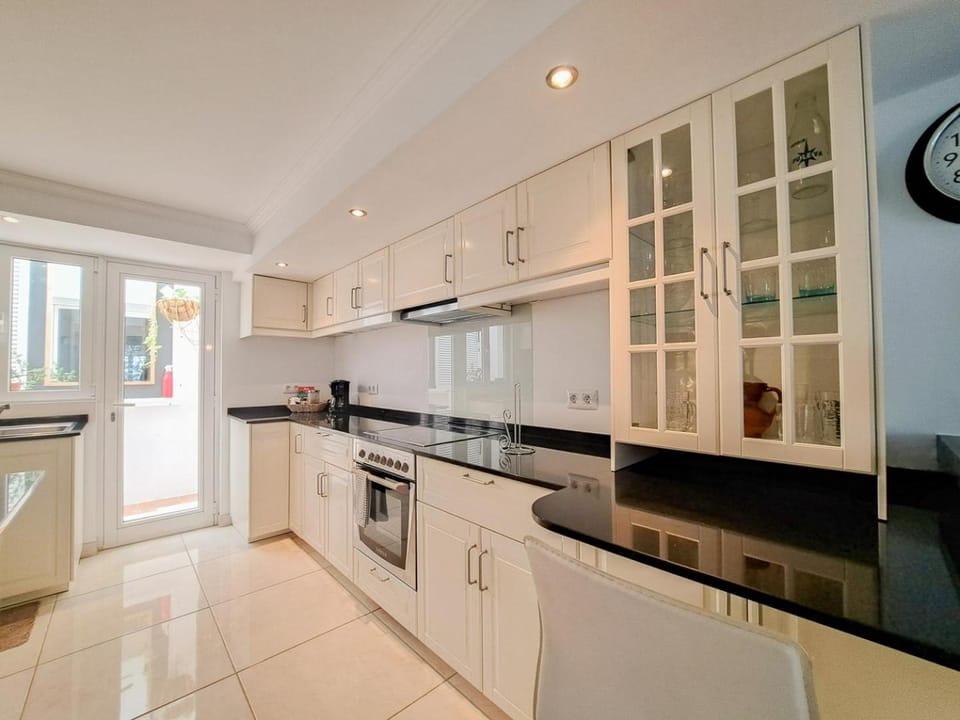 Spacious modern apartment in peacefull Las Coloradas, close to Papagayo Beaches Apartment in Playa Blanca