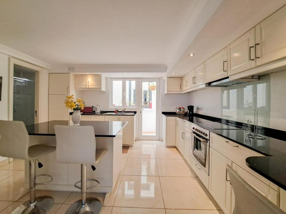 Spacious modern apartment in peacefull Las Coloradas, close to Papagayo Beaches Apartment in Playa Blanca