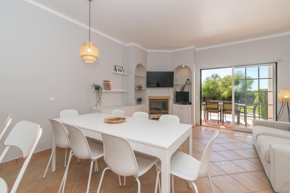 Communal lounge/ TV room, TV and multimedia, Living room, Dining area