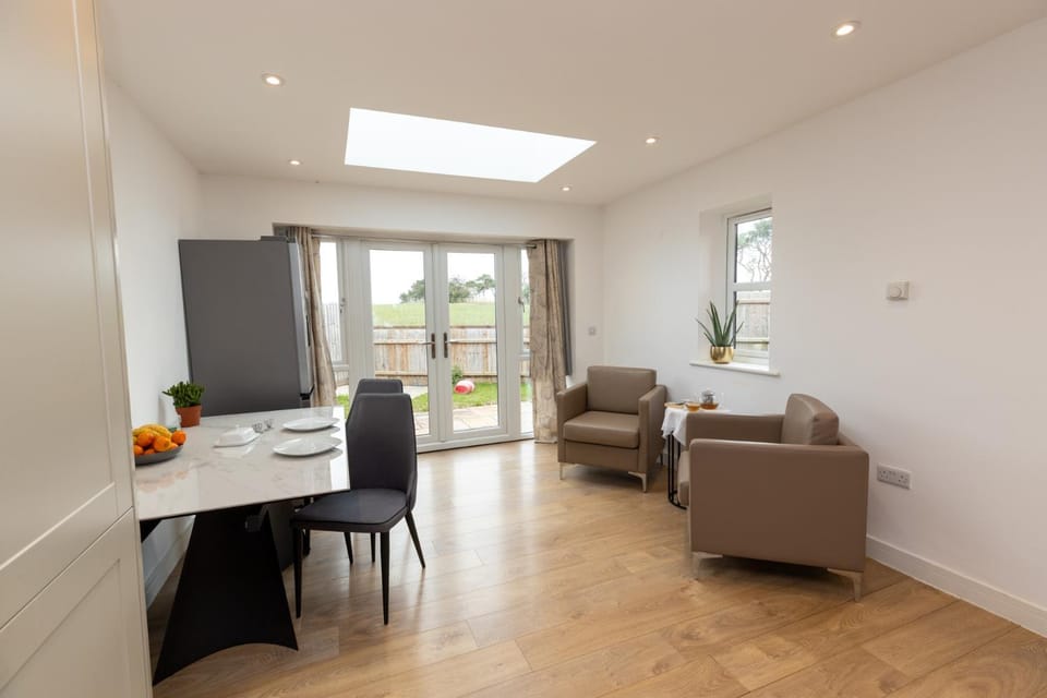 Kitchen or kitchenette, Living room, Seating area, Dining area