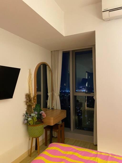 1BR The Charming Branz by lalerooms CLOSE TO ICE find us on ig lalerooms Apartment in West Java