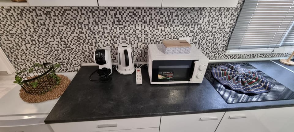 Kitchen or kitchenette, minibar
