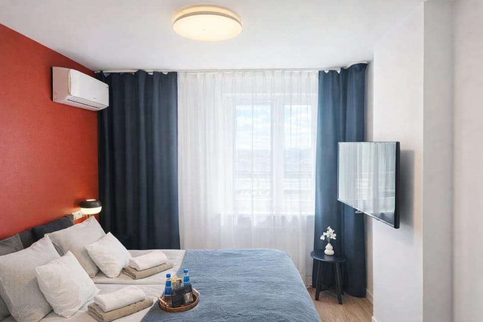Bed, TV and multimedia, Bedroom, towels, air conditioner