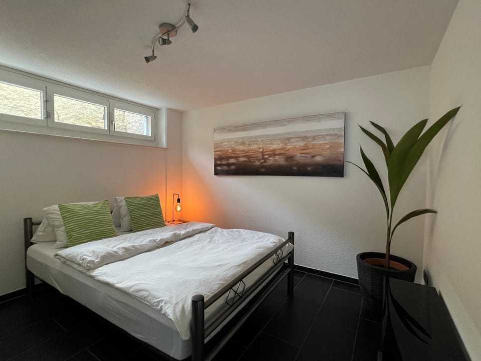 Bed, Photo of the whole room, Decorative detail, Bedroom, Family