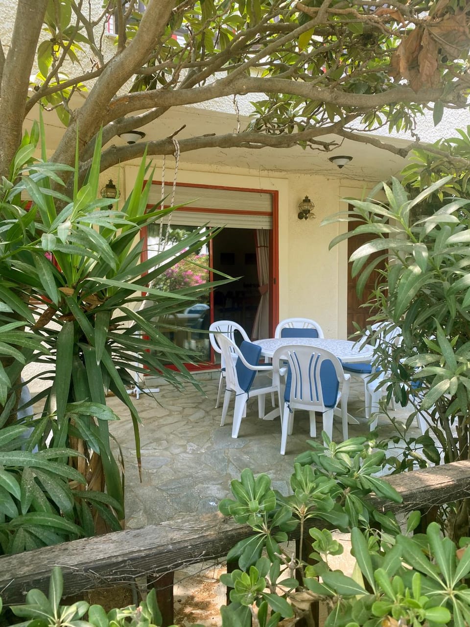 Property building, Patio, Balcony/Terrace, Dining area, Garden view