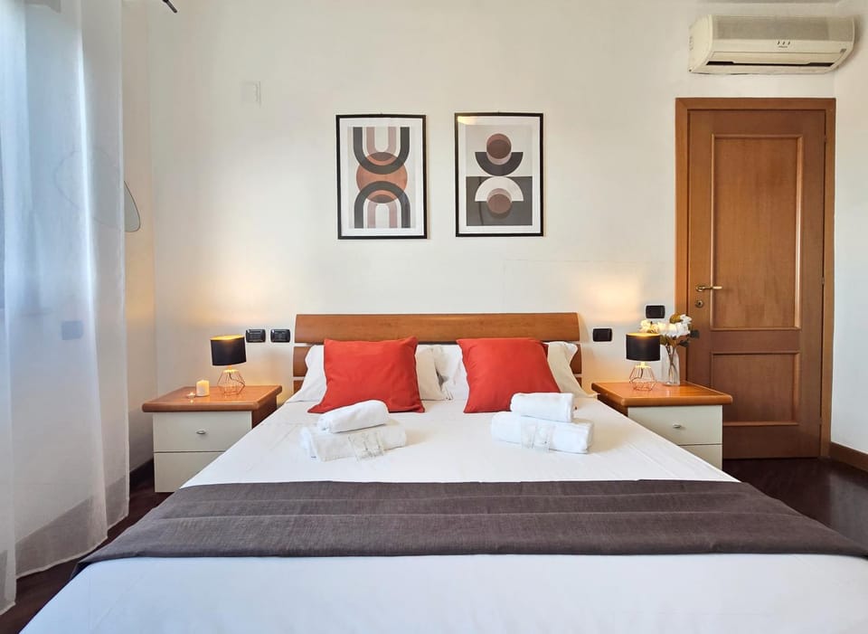 Bed, Photo of the whole room, Bedroom, air conditioner