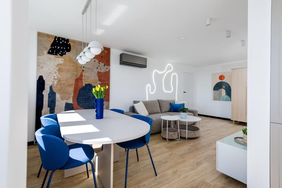 Living room, Seating area, Dining area, air conditioner