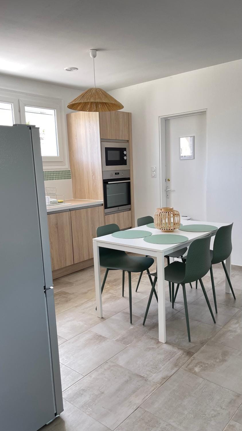 Dining area, minibar, pet friendly, stove