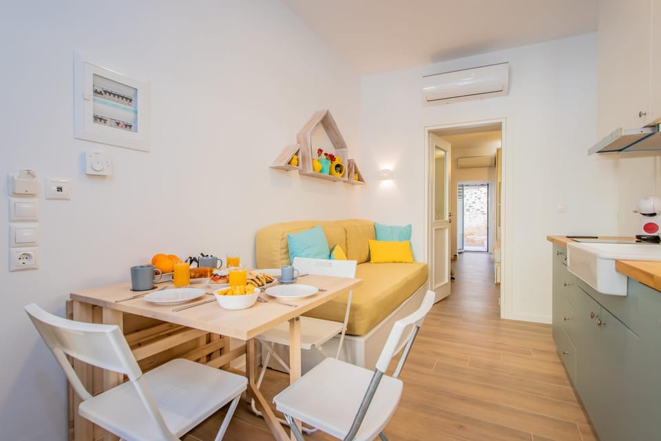Kitchen or kitchenette, Living room, Seating area, Dining area, air conditioner