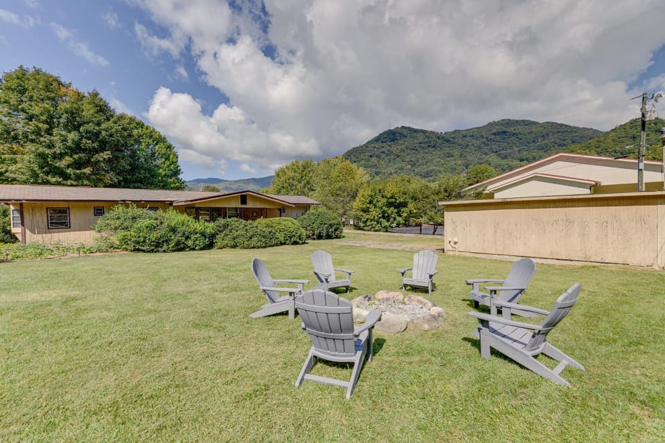 5 Mi to Cataloochee Ski Area! Family Home with Views House in Maggie Valley