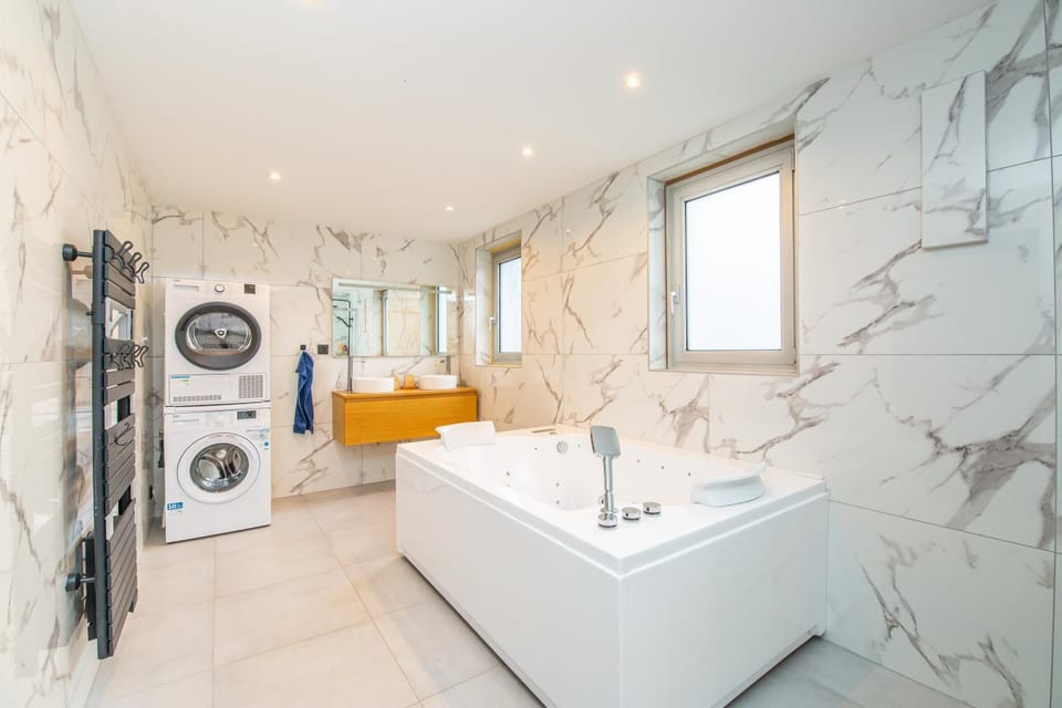 Bathroom, Bath, towels, washing machine, dryer