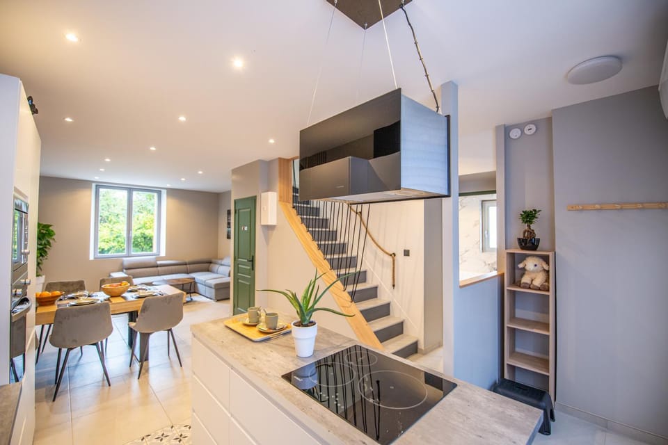 Kitchen or kitchenette, Living room, Food and drinks, Seating area, Dining area, Food, minibar