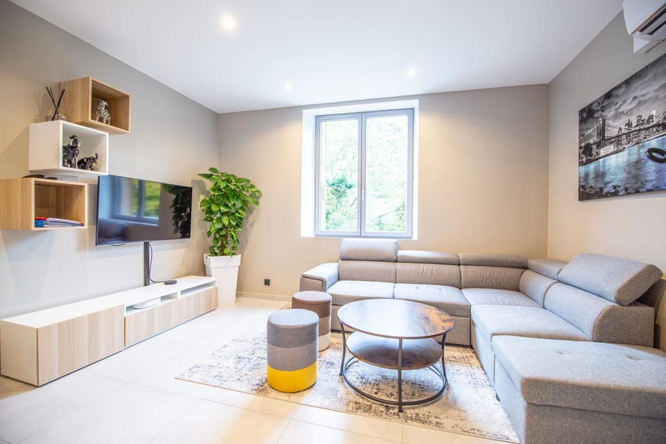Communal lounge/ TV room, Living room, Seating area, Evening entertainment, air conditioner