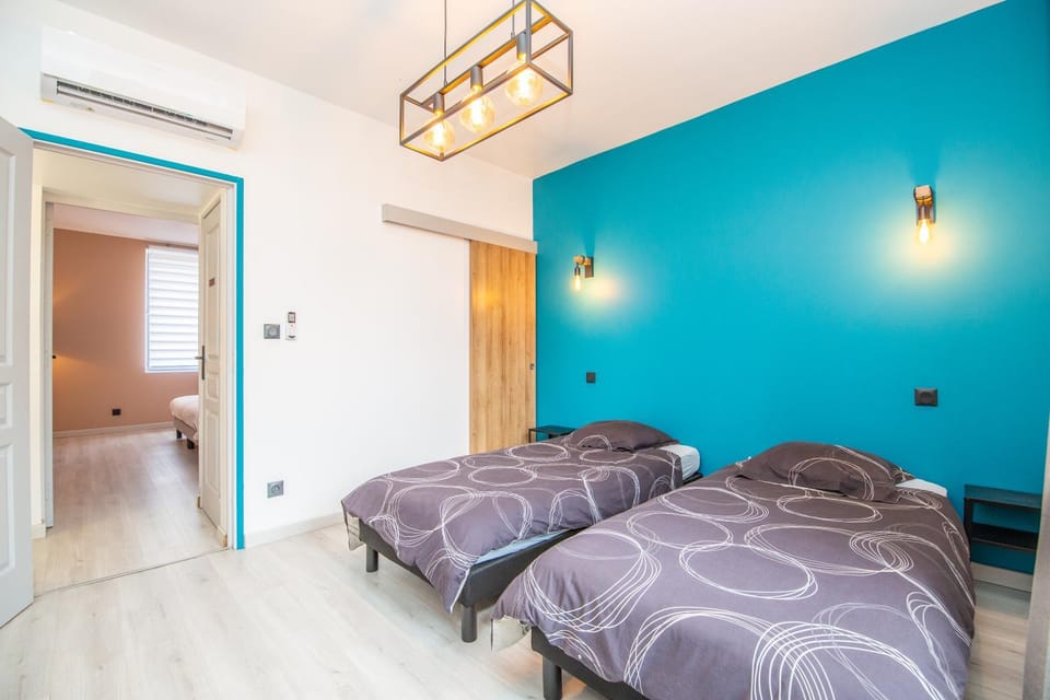 Bed, Photo of the whole room, Bedroom, air conditioner
