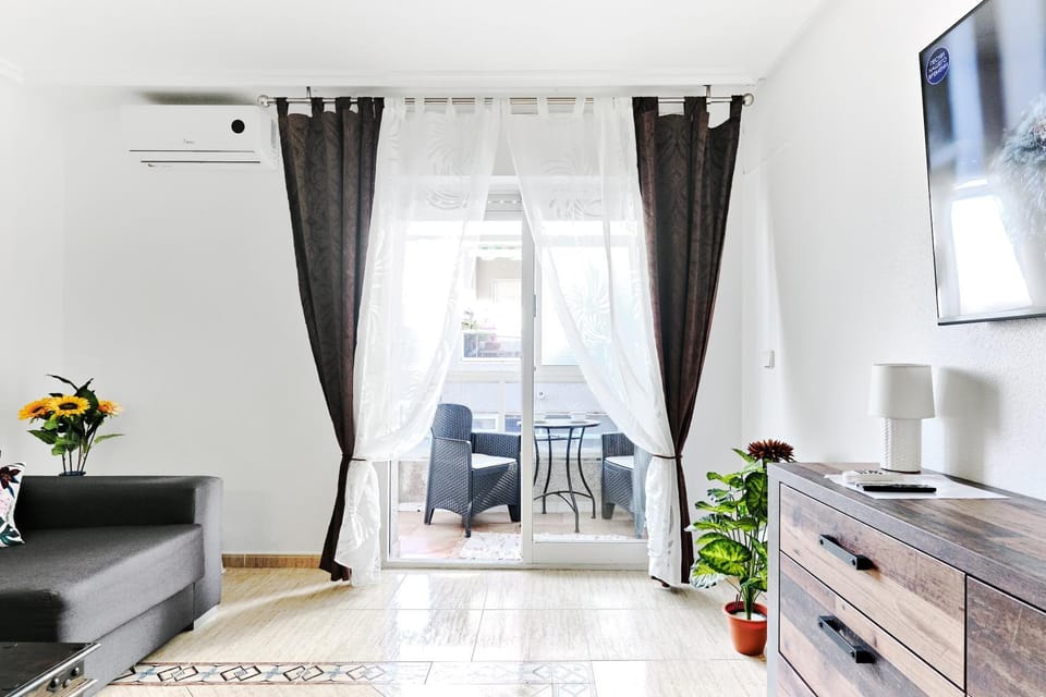 Seating area, Dining area, air conditioner