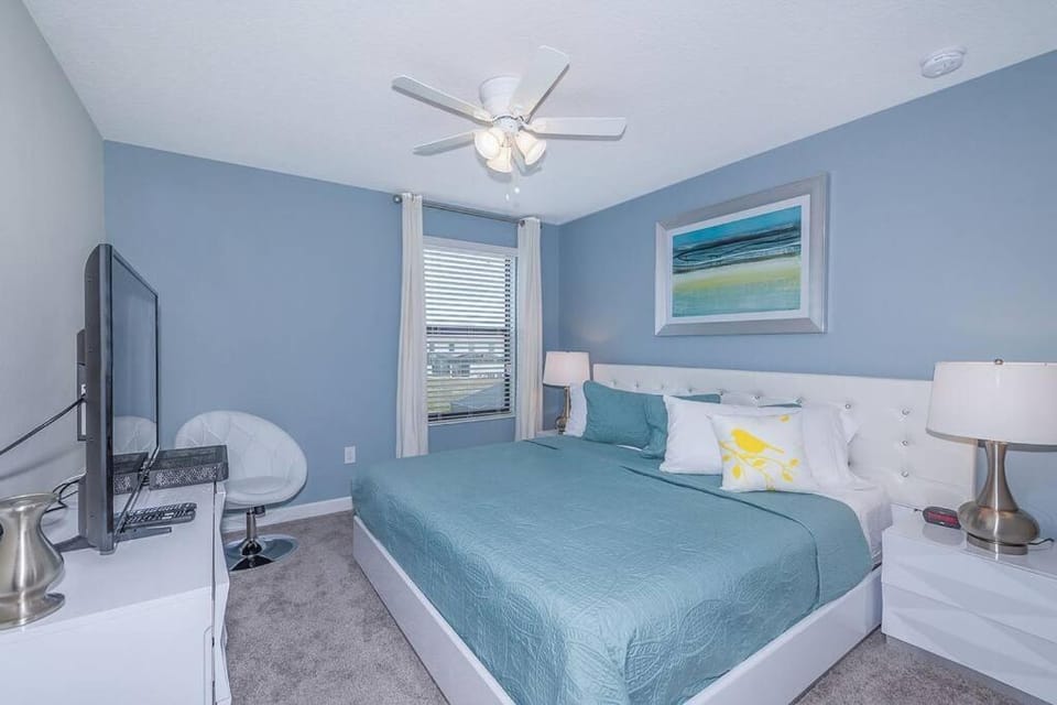 Bed, TV and multimedia, Photo of the whole room, Bedroom, fireplace