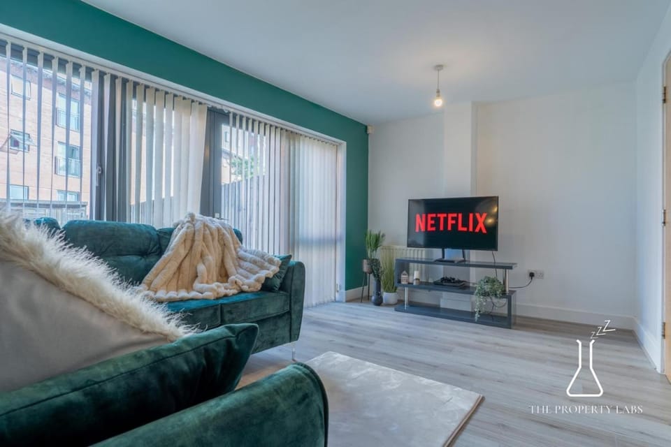 Communal lounge/ TV room, TV and multimedia, Living room, Seating area, Evening entertainment, Entertainment